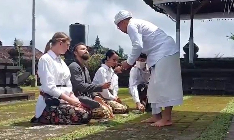 Viral Bule Rusia Menari di Pura Besakih, 1 Dibebaskan 2 Akan Dideportasi