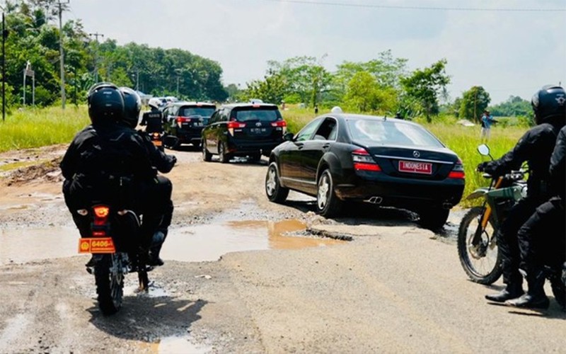 Ekspresi Jokowi Tanpa Senyum saat Mobil Indonesia 1 Lewati Jalan Rusak di Lampung - Bagian 2