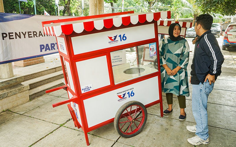 DPW Partai Perindo DKI Jakarta Berikan Bantuan Gerobak untuk UMKM - Bagian 2
