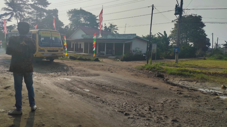 Tutup Jalan Berlubang Pakai Uang Pribadi, Warga Lampung: Kalau Tunggu Pemerintah yang Nutup ya Lama