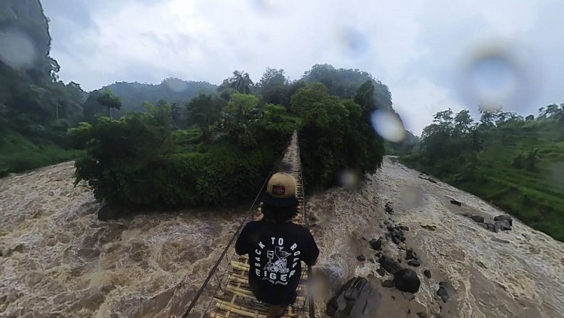 Puluhan Siswa dan Warga Garut-Cianjur Bertaruh Nyawa di Jembatan Bambu Sungai Cilaki
