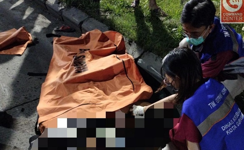 Kecelakaan di Surabaya, 2 Pemotor Tewas usai Senggol Truk Trailer dan Tabrak Trotoar