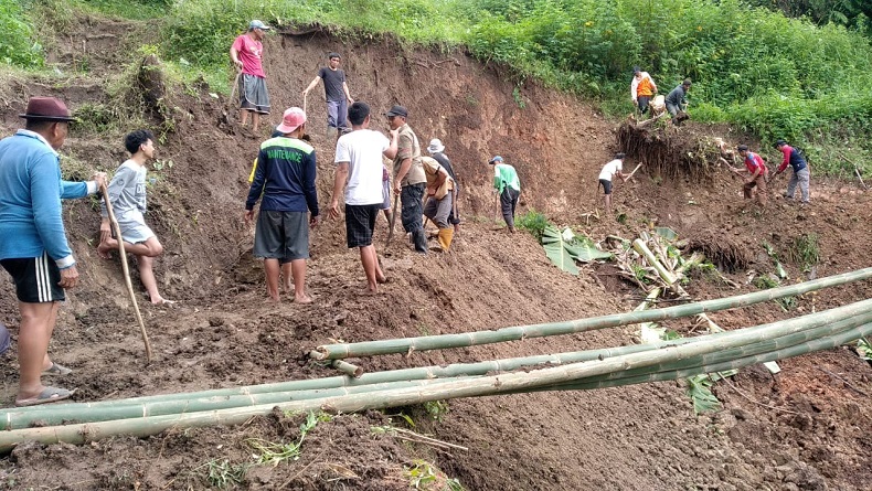 Longsor Rusak Jalan di Sindangkerta KBB, Kendaraan Tidak Bisa Melintas