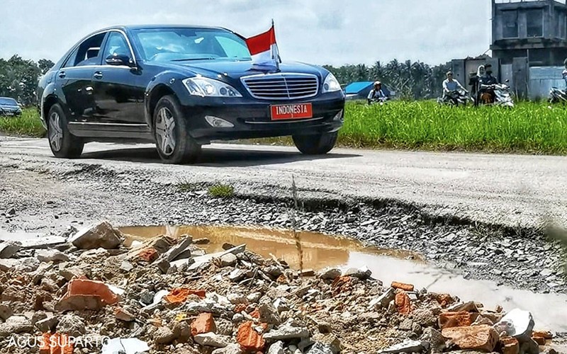 Bak Offroad, Begini Momen Mobil Presiden Jokowi Lewati Jalan Rusak di Lampung - Bagian 3