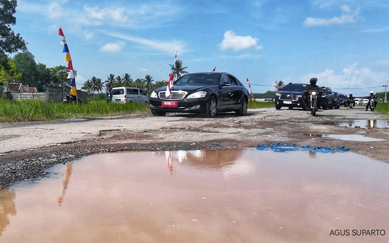 Bak Offroad, Begini Momen Mobil Presiden Jokowi Lewati Jalan Rusak di Lampung - Bagian 2
