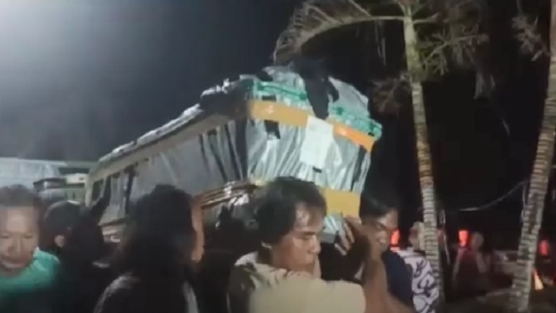 Pilu, Pemakaman Korban Pembunuhan KKB Diwarnai Isak Tangis, Anak Istri Pingsan