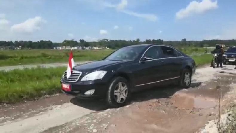 Penampakan Mobil Presiden Jokowi Lintasi Jalan Rusak di Lampung