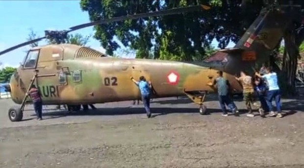 Pemandangan Unik, Proses Pemindahan Pesawat Koleksi Muspusdirla Jadi Tontonan Pengunjung 