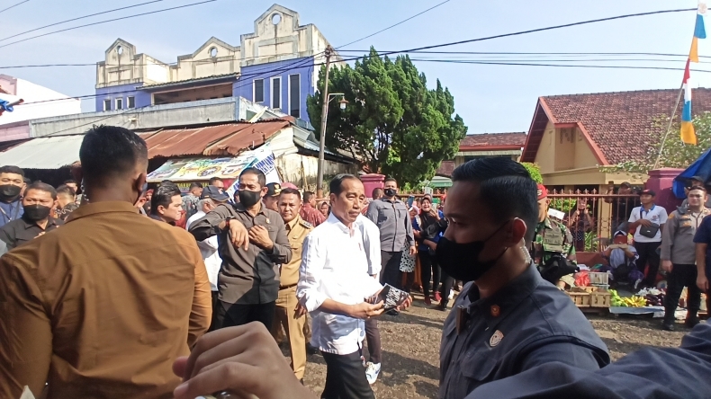 Presiden Jokowi Borong Pisang hingga Ikan di Pasar Natar Lampung 