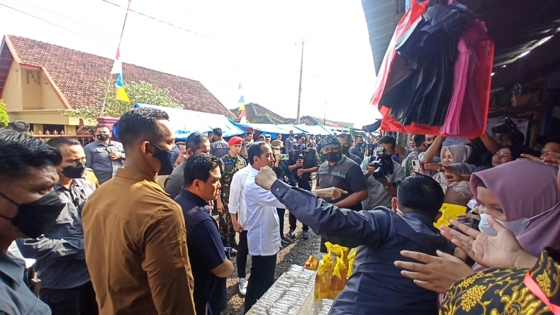 Presiden Jokowi Tiba di Pasar Natar, Warga: Pak Sini Pak!