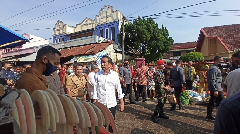 Presiden Jokowi Tinggalkan Pasar Natar Lampung,  Warga Teriak Minta Kaus