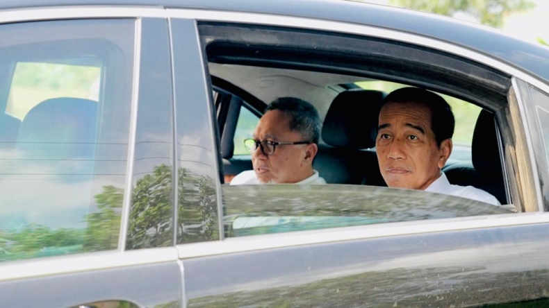 Begini Ekspresi Presiden Jokowi ketika Lewati Jalanan Rusak Lampung dengan Mobil RI 1