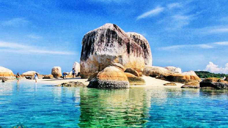 Mengenal Pulau Batu Berlayar, Pulau yang Memiliki Batuan Granit Menyerupai Kapal