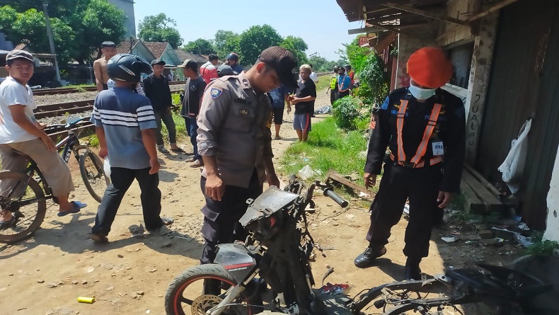 Tersambar Kereta di Pelintasan Haurgeulis, Warga Indramayu Tewas Mengenaskan