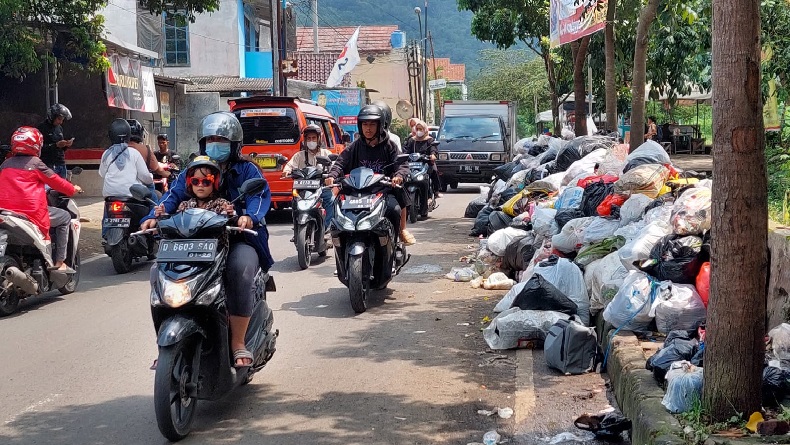 TPS Liar Bermunculan di Sejumlah Titik Jalan, Cimahi Dikepung Tumpukan Sampah