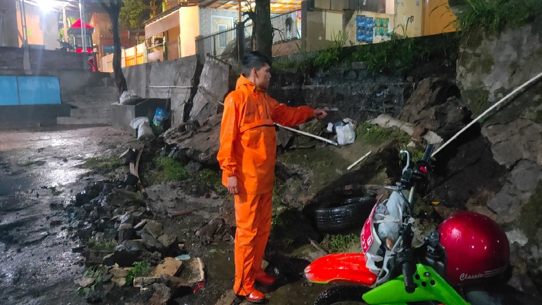 TPT 15 Meter Ambruk di Ngamprah KBB, 5 Rumah Warga Terendam