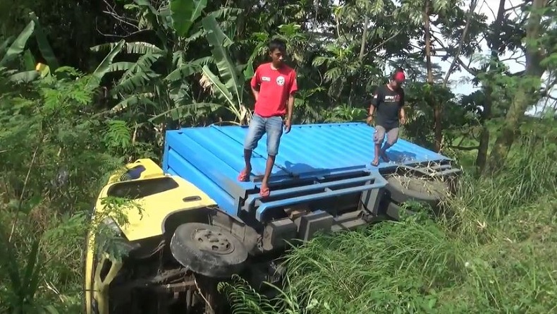 Hindari Sepeda Motor, Truk Boks Terguling Masuk Ladang di Boyolali