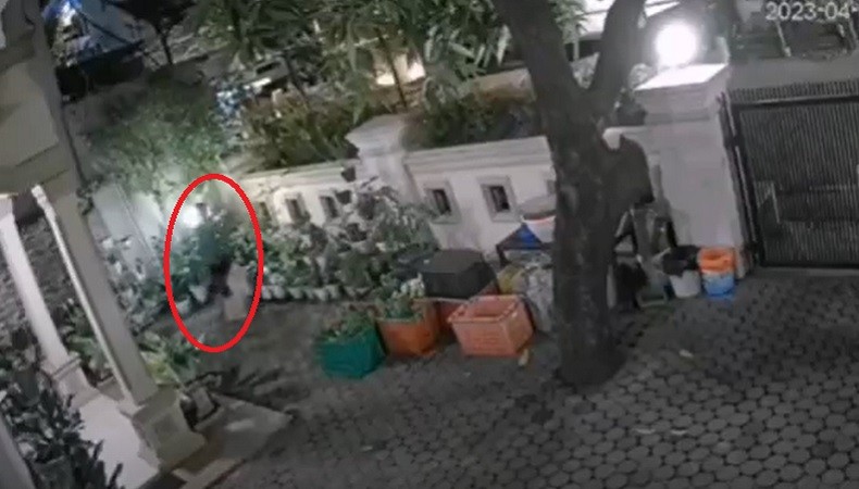 title Video Viral Pencuri Rumah di Makassar Tepergok Warga, Panjat Tembok tapi Gagal Video Viral Pencuri Rumah di Makassar Tepergok Warga, Panjat Tembok tapi Gagal