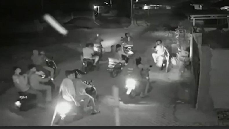 title Aksi Teror Geng Motor di Makassar, Bawa Sajam Masuk Rumah Warga Cari Musuh yang Kabur Aksi Teror Geng Motor di Makassar, Bawa Sajam Masuk Rumah Warga Cari Musuh yang Kabur