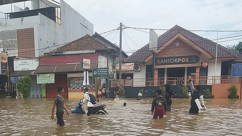 Citarum Meluap, Perkampungan dan Jalan Utama di Dayeuhkolot Bandung Disergap Banjir