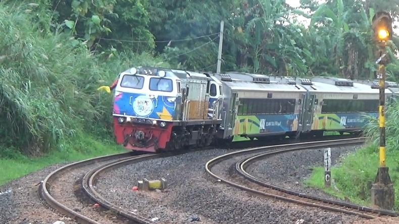 Longsor di Sukatani-Ciganea Purwakarta Dibersihkan, Kereta Bisa Melintas 5 Km per Jam