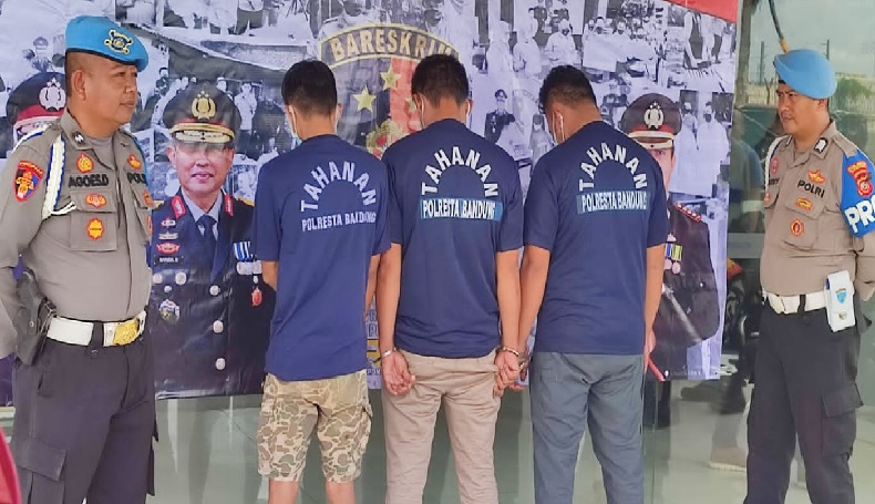 title Curi Besi Proyek Kereta Cepat di Tegalluar Bandung, 2 Sekuriti KCJB Ditangkap Polisi Curi Besi Proyek Kereta Cepat di Tegalluar Bandung, 2 Sekuriti KCJB Ditangkap Polisi