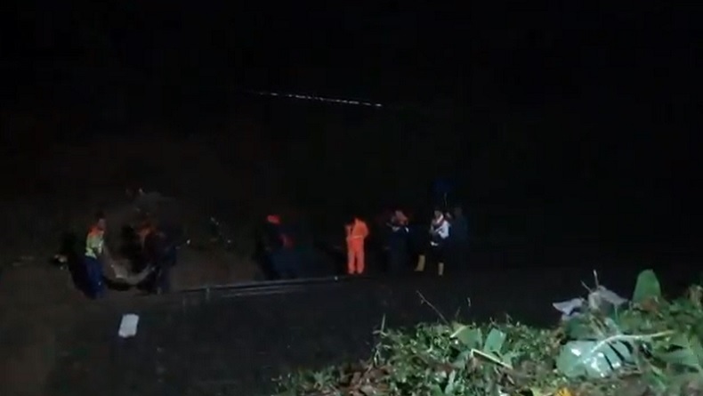 Longsor di Jalur Kereta Api Purwakarta, Petugas Bersihkan Material secara Manual