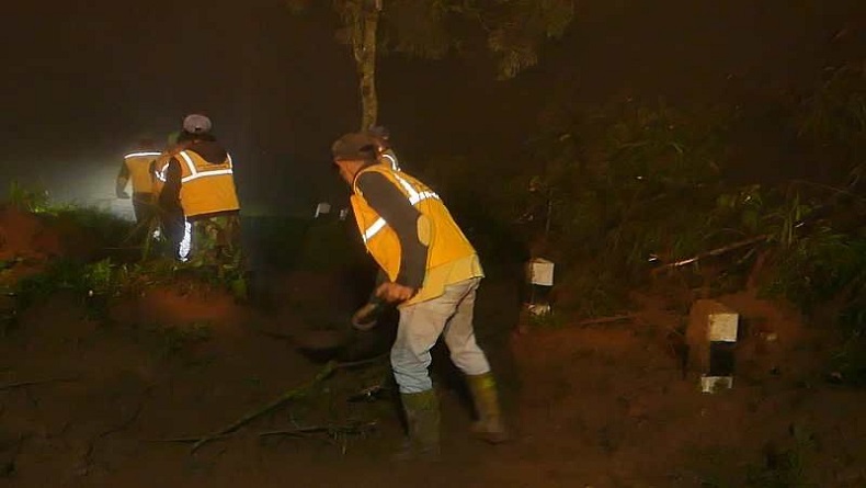 Longsor Dibersihkan, Jalur alternatif Temanggung-Semarang Kembali Dibuka