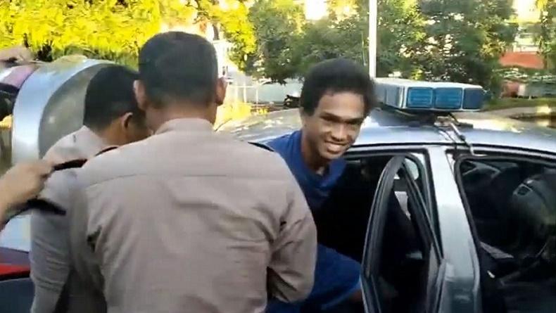 Mantan Pemain PSM Makassar Tikam Sekuriti, Cengengesan saat Ditangkap Polisi