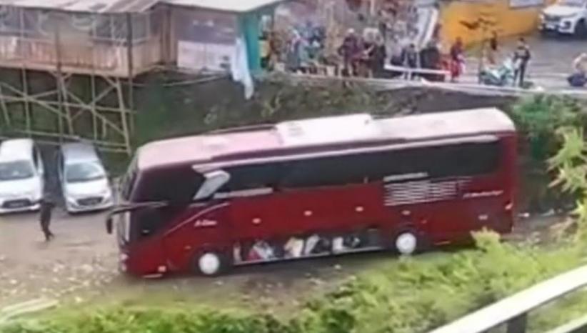 Bus Wisata Masuk Jurang Di Guci Tegal, Meluncur Di Turunan Tanpa Sopir