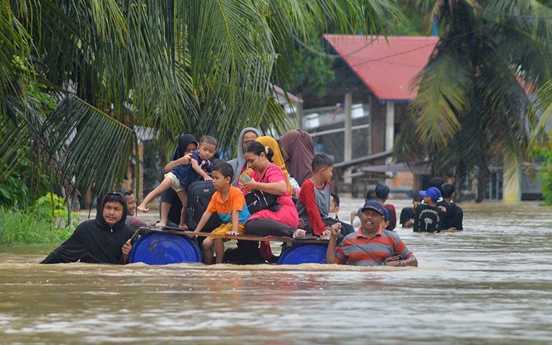 Evakuasi Korban Banjir Padang Pariaman dengan Drum Bekas - Bagian 2