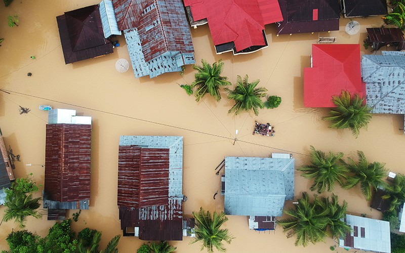 Evakuasi Korban Banjir Padang Pariaman dengan Drum Bekas - Bagian 3