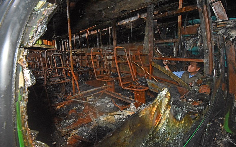 Melihat ke Dalam Bangkai Kapal Feri Terbakar di Pelabuhan Merak - Bagian 2