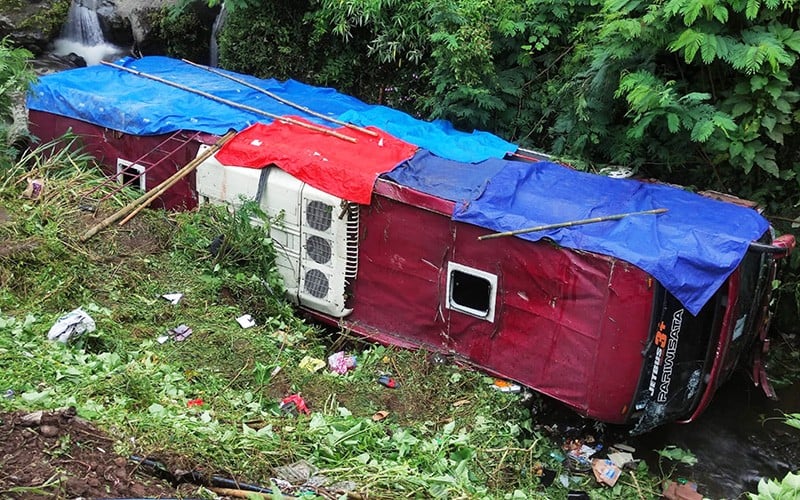 Bus Peziarah Asal Tangsel Masuk Jurang Ditutup Terpal - Bagian 2