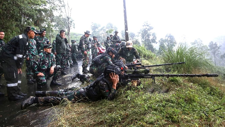 Bakar Semangat Para Prajurit Berlatih, Pangdam Siliwangi Rela Hujan-Hujanan
