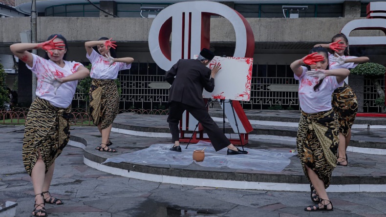 Pentas Seni Teatrikal Hibur Wisatawan di Jalan Braga Bandung