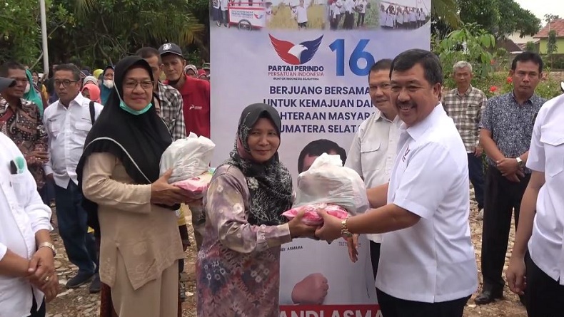 Bacaleg Partai Perindo Andi Asmara Bagikan 1.000 Paket Sembako ke Warga Palembang