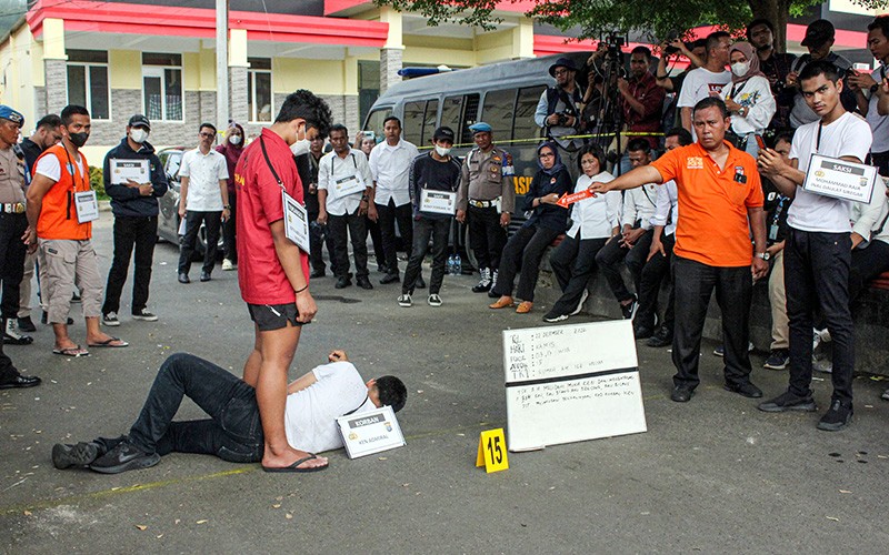 Tampang AKBP Achiruddin Hasibuan Pakai Rompi Tahanan dan Sandal Jepit - Bagian 2