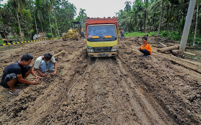 Jalan Provinsi Rusak Parah di Jambi, Kedalaman Lubang hingga Setengah Meter - Bagian 3