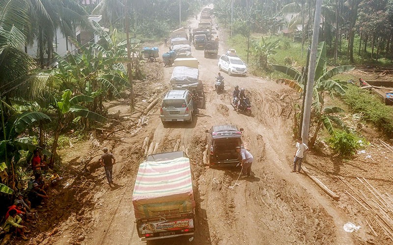 Jalan Provinsi Rusak Parah di Jambi, Kedalaman Lubang hingga Setengah Meter - Bagian 1