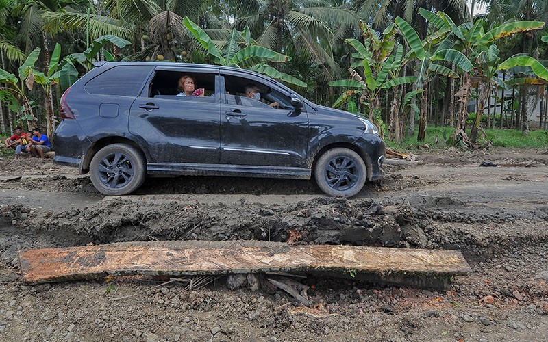 Jalan Provinsi Rusak Parah di Jambi, Kedalaman Lubang hingga Setengah Meter - Bagian 2