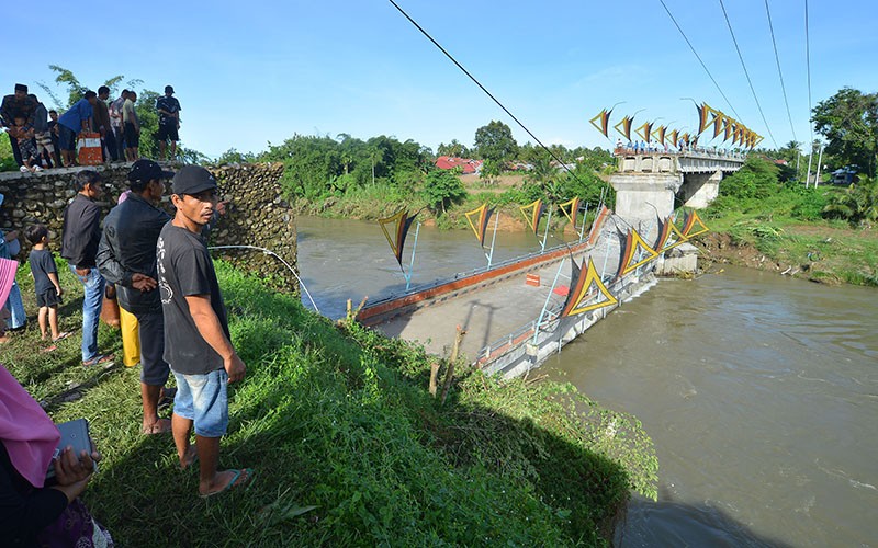 Jembatan Bantuan BNPB Senilai Rp25,4 Miliar Ambruk di Padang Pariaman - Bagian 2