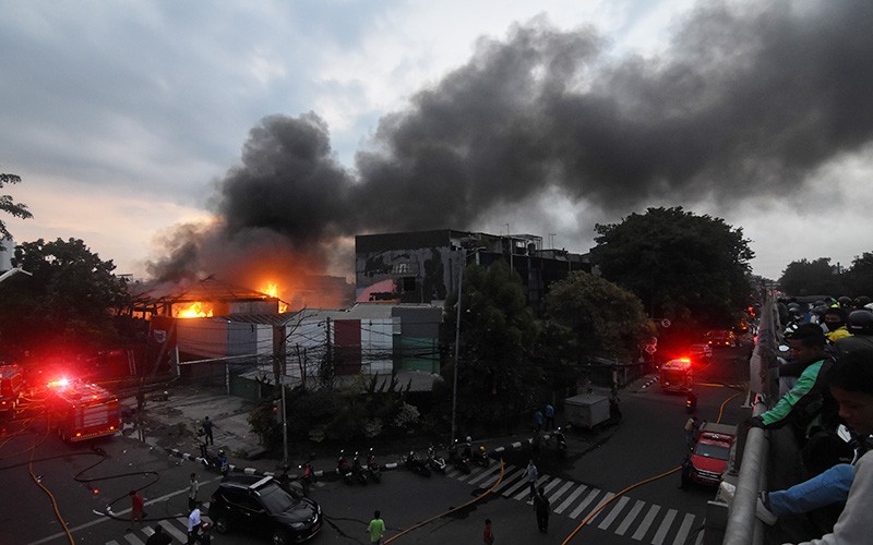 Pabrik Cat di Jakarta Utara Ludes Terbakar - Bagian 2