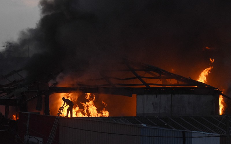 Pabrik Cat di Jakarta Utara Ludes Terbakar - Bagian 1