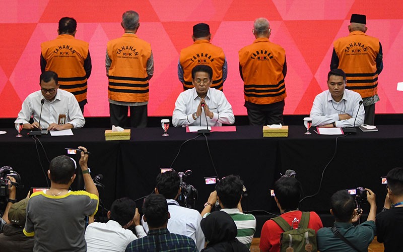 5 Mantan Anggota DPRD Jambi Kompak Pakai Rompi Tahanan KPK - Bagian 3