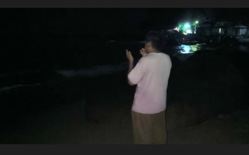 Suasana Haru, Pria Kumandangkan Azan di Pantai Tempat Anaknya Digulung Ombak