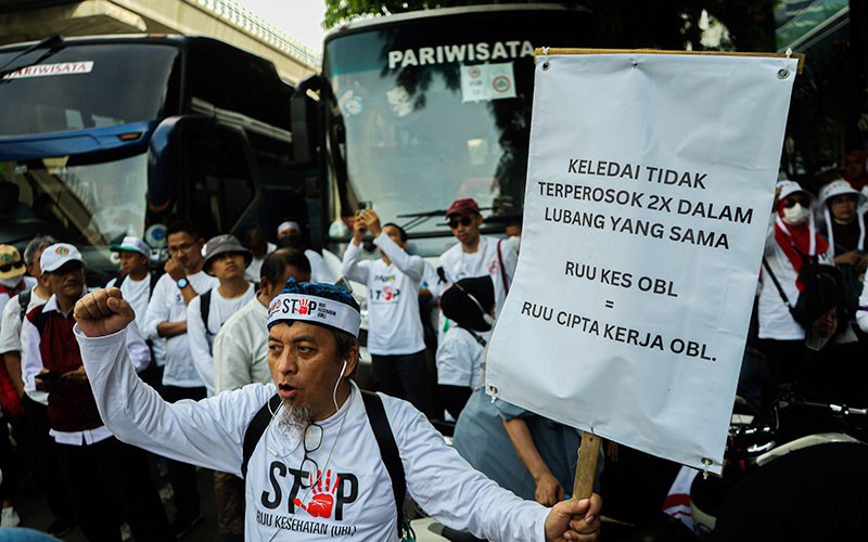 Ribuan Nakes Datangi Kemenkes Tolak RUU Kesehatan Omnibus Law - Bagian 1
