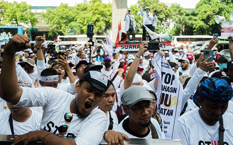 Ribuan Nakes Datangi Kemenkes Tolak RUU Kesehatan Omnibus Law - Bagian 3