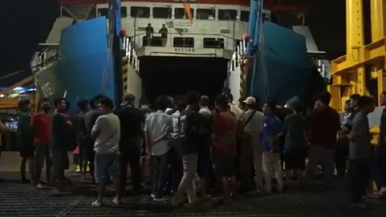 Evakuasi Kendaraan di KMP Royce 1 Dihentikan Sementara, Kapal Mulai Miring 