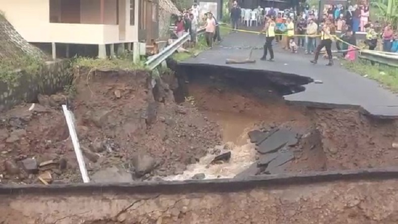 Jalan Penghubung Cigalontang-Sariwangi Tasikmalaya Ambles, Warga Terisolasi
